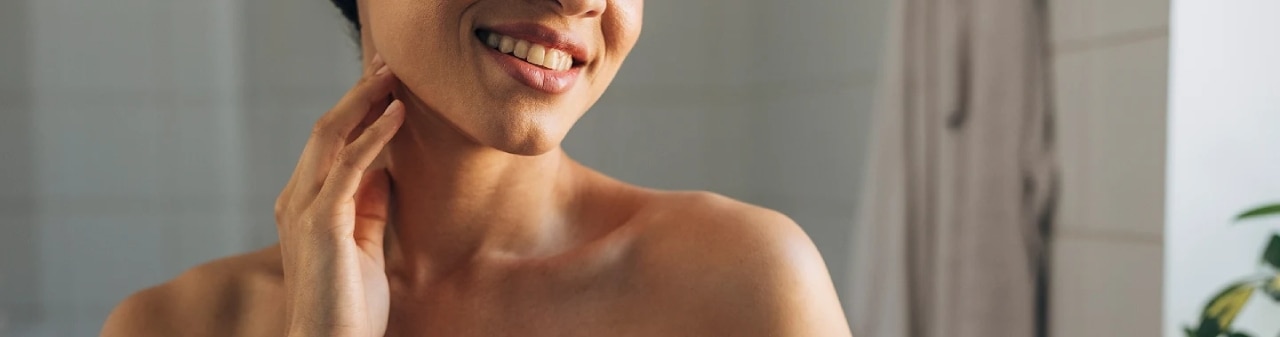 conoce-tu-tipo-de-piel-para-cuidarla-adecuadamente Mujer conociendo su tipo de piel para cuidarla adecuadamente